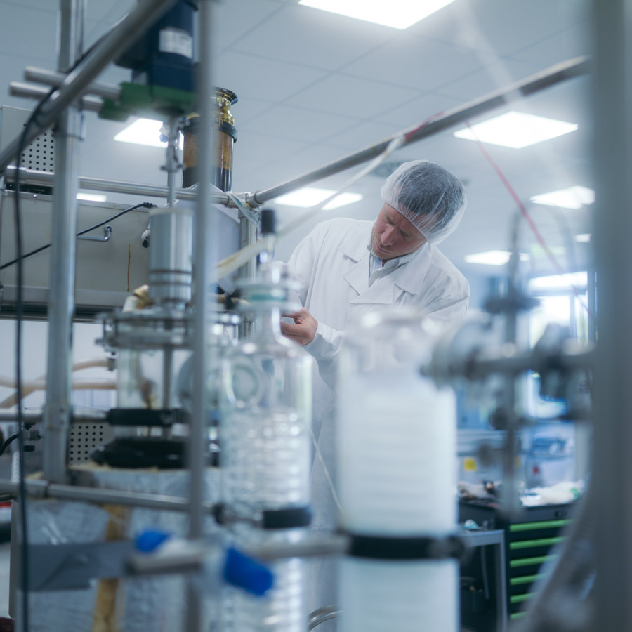 CBD Extraktionsexperte Rene Roschko im Labor an den Extraktionsmaschinen von Hanfama