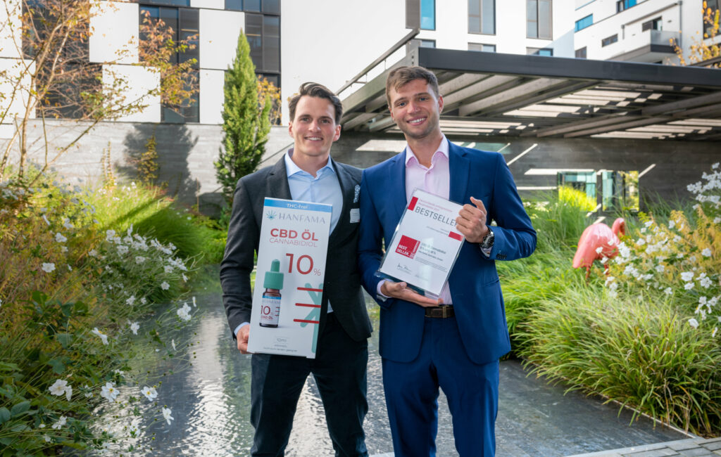 Hanfama Geschäftsführer Christopher Martens und Florian Lorenz mit dem Beststeller Award 2021